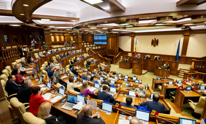 LIVE | Deputații se întrunesc în ședință plenară. Parlamentarii vor examina mai multe proiecte de lege, inclusiv patru marcate cu sigla UE
