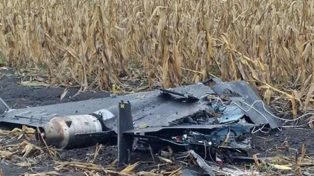 O dronă a căzut la mai puțin de 100 de metri de o casă din Telenești. Poliția a izolat zona și trimite specialiștii în explozibili