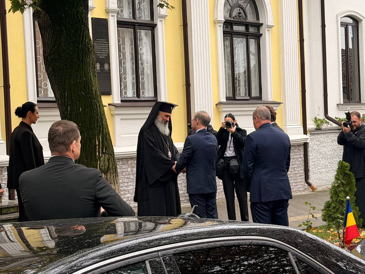 Luca Niculescu și-a început vizita oficială la Chișinău. Premierul României, primit de Mitropolitul Basarabiei