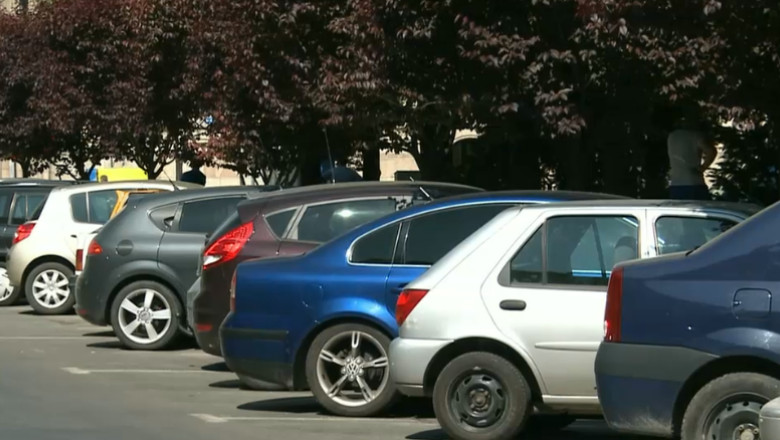 Mașinile abandonate, ridicate de pe străzi după șase luni, iar parcarea neplătită ar putea duce la blocarea roților. Noi reguli pentru șoferi și transportul public, votate de Parlament