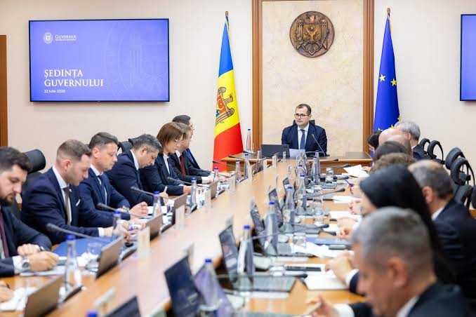 LIVE | Guvernul se întrunește la ora 10:00. Sprijin pentru profesorii care vor preda în română în Găgăuzia, noi reguli pentru plățile fără numerar și denunțarea unor acorduri cu CSI