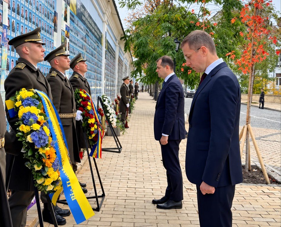 <span class="exclusiv">VIDEO</span> | Vasile Tofan și premierul ucrainean au depus flori la Zidul Memoriei apărătorilor căzuți pentru Ucraina: „Sunt aici ca să reconfirm sprijinul ferm al Republicii Moldova”
